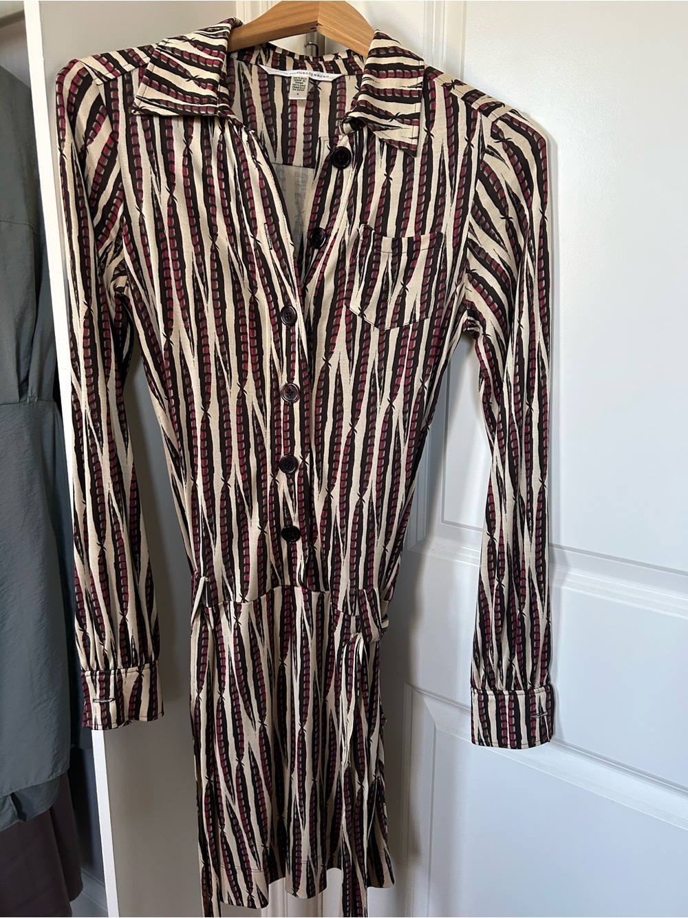 DVF SIZE 4 Women’s dress, buttons and belt